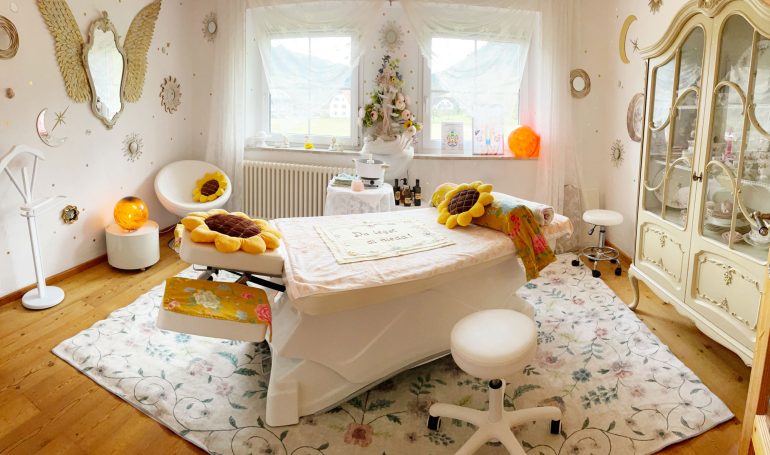 Helles Zimmer mit gemütlicher Einrichtung, Sonnenblumen und bunten Dekorationen.